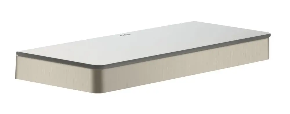 Ablagefläche mit einer glatten weißen Oberfläche und gebürstetem Nickelrand, designed von AXOR. Sie ist rechteckig und hat eine minimalistischen Bauweise.